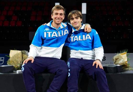 Il forlivese Giacomo Paolini e il cervese Matteo Galassi abbracciati