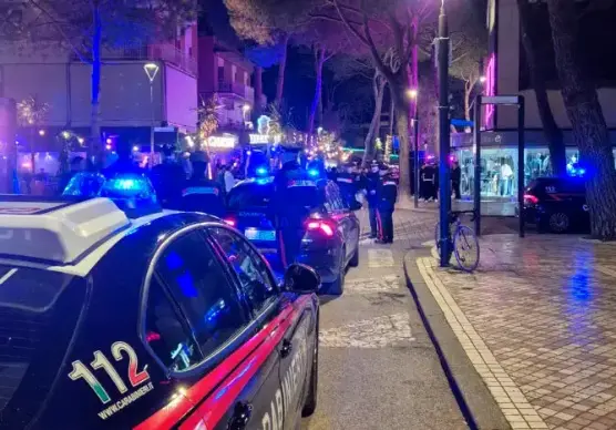 Milano Marittima, massacrati di botte a Capodanno fuori dalla discoteca, un 19enne perde un occhio: 5 denunciati