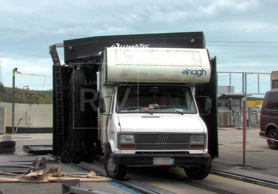 Il camper incastrato nell’immagine diffusa da Rtv San Marino