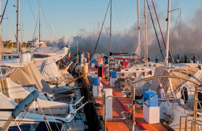 Cervia, incendio al porto turistico, 4 barche a fuoco - Gallery