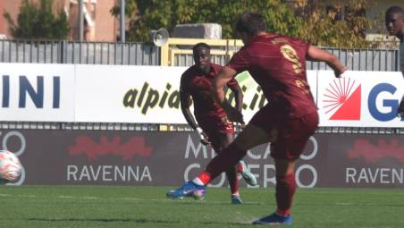 Simone Rabbi realizza su rigore il gol del definitivo 2-0 (foto Massimo Fiorentini)