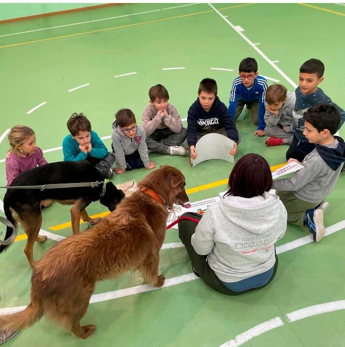 Anche iniziative di pet therapy per i giovani allievi della Livio Neri