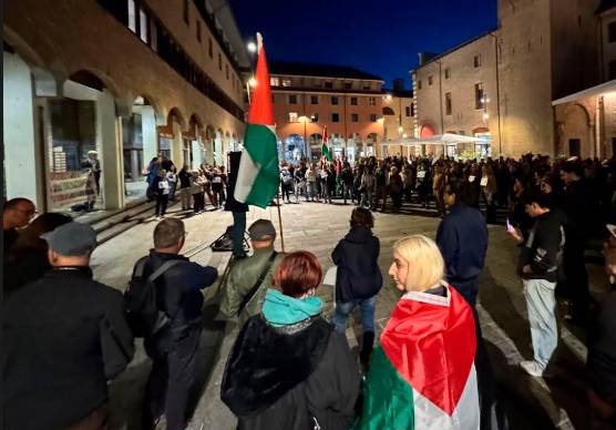 La manifestazione in piazza Almerici