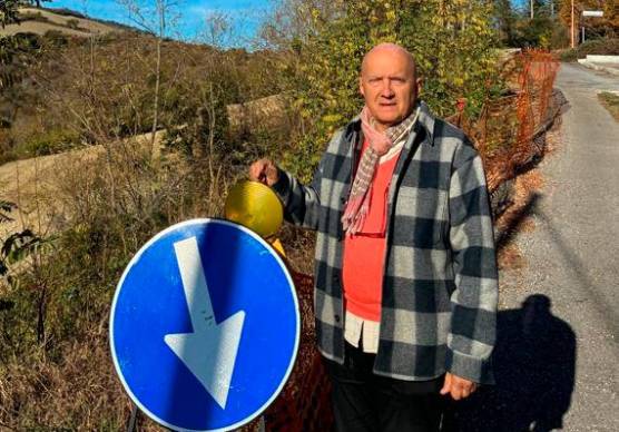 L’avvocato Cardellini accanto alla frana in via Stornite, a Borello