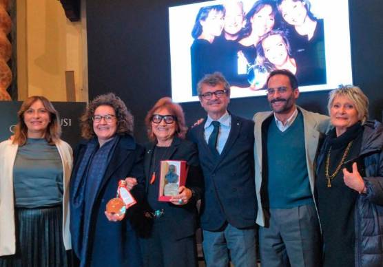 La consegna del premio Artusi a Giannola Nonino