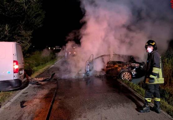 Cesena, auto prende fuoco dopo lo scontro con un furgone