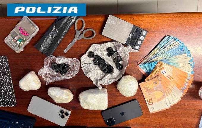 La droga, il denaro e i telefoni sequestrati