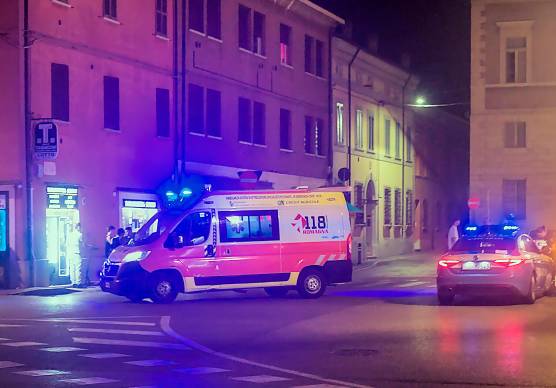 L’intervento delle forze dell’ordine sul posto insieme all’ambulanza