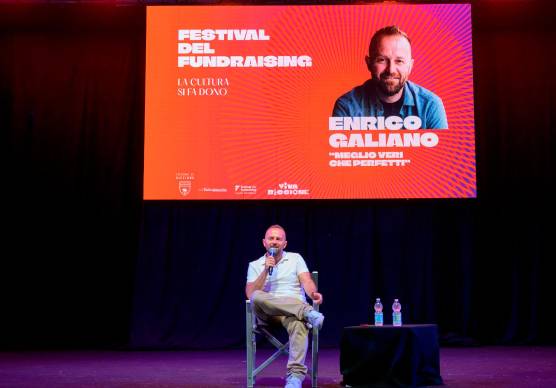Riccione, “Meglio veri che perfetti”: piazzale Ceccarini gremito per Enrico Galiano