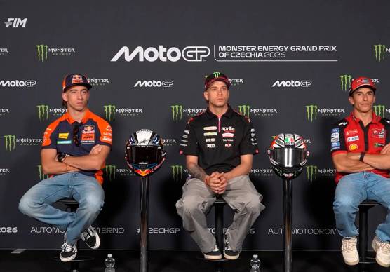 Marco Bezzecchi in conferenza stampa a Brno con Pedro Acosta e Marc Marquez, i rivali da battere in questo week-end
