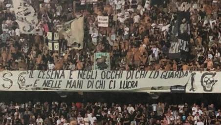 Cesena, striscione in curva Mare contro il caro-prezzi al Manuzzi