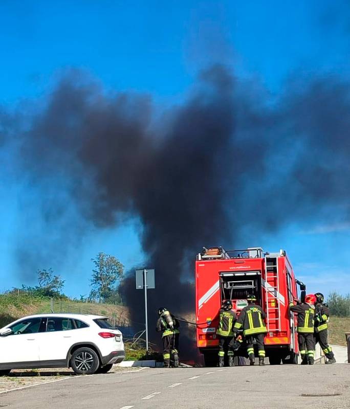 Cesena, scoppia la batteria: auto elettrica in fiamme a Borello