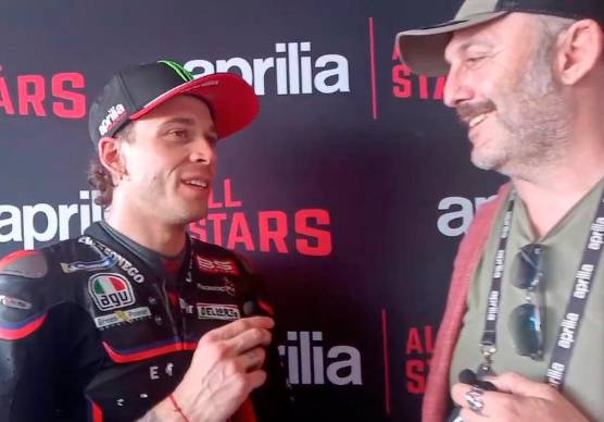 Marco Bezzecchi, l’ape car e la mamma sulla biposto: che show all’Aprilia All Stars di Misano VIDEO