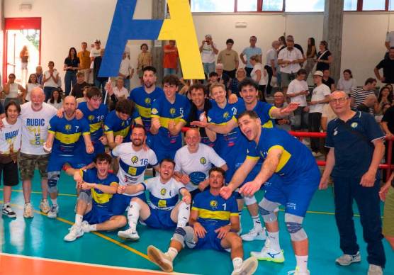 La festa della Sab Group Rubicone a Bardolino dopo la vittoria che ha regalato la promozione in A3