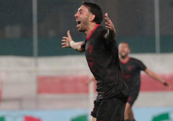 L’esultanza di Davide Macrì dopo la rete del momentaneo 0-1 del Forlì in casa della Vis Pesaro (foto Forlì Fc)