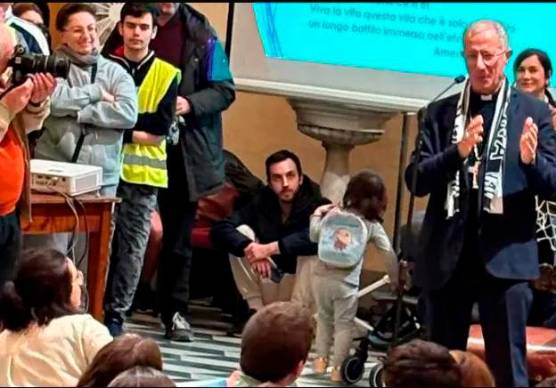 Il vescovo Caiazzo con la sciarpa del Cesena al collo