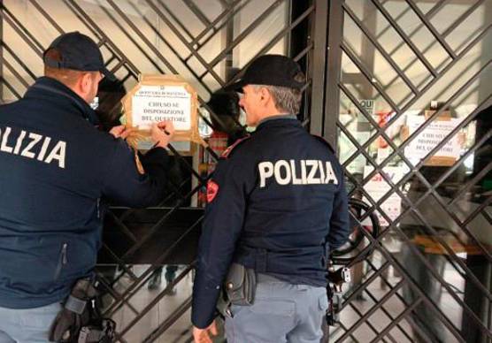 I sigilli posti dalla polizia in uno dei bar oggetto di sospensione della licenza