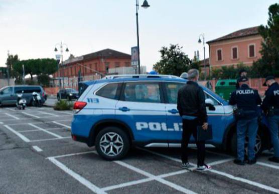 Cesena, “cosa ci fai dentro la nostra auto”? Marito e moglie scoprono il ladro e lo fanno arrestare