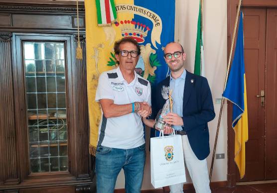 Cervia, il sindaco riceva l’uomo ferito per salvare due coppie da un’aggressione di gruppo