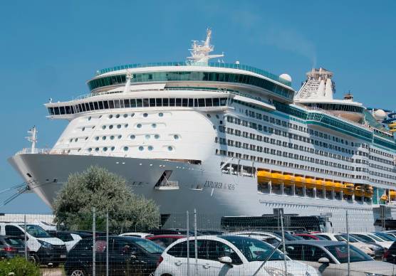 Una nave da crociera ormeggiata nel porto di Ravenna (Fiorentini)