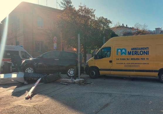 Cesena. Ruba un furgone e si schianta contro un’auto