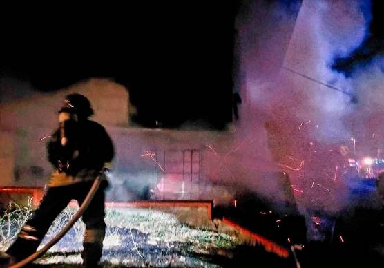 Borghi incendio nella notte: distrutti un garage e una legnaia