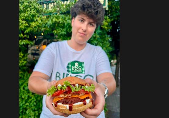 Federico Bordoni col suo hamburger plant based romagnolo