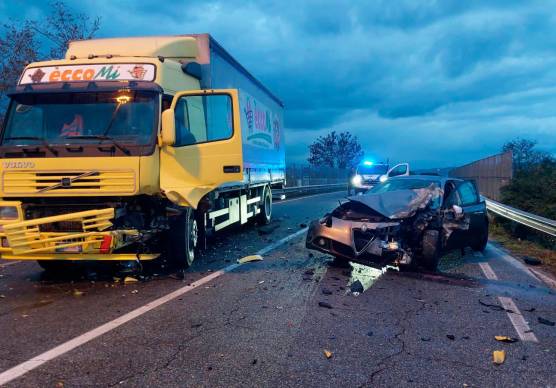 Cesena, incidente sulla Dismano: 26enne perde il controllo dell’auto e si schianta contro un camion