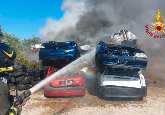 Gambettola. Incendio in una ditta di demolizione, coinvolte alcune auto. Intervento tempestivo dei Vigili del fuoco