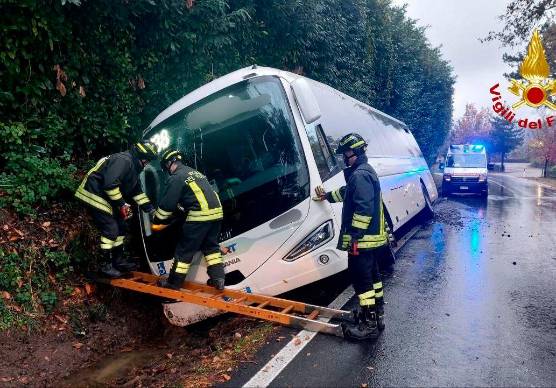 Mercato Saraceno, l’autobus esce di strada e i passeggeri e l’autista restano intrappolati: liberati dai Vigili del Fuoco