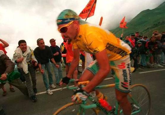 Marco Pantani in maglia gialla al Tour de France