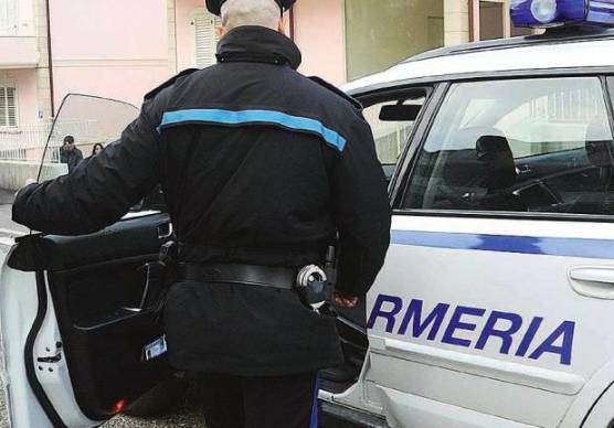 San Marino, torna all’outlet dopo il primo furto: arrestato 41enne con una borsa schermata
