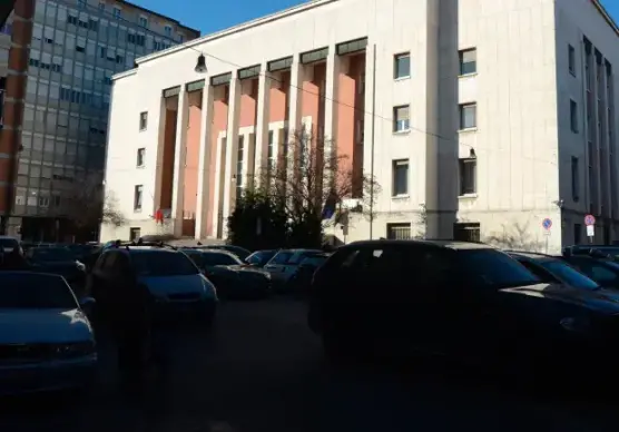 Forlì: un gesto di coraggio trasforma un giovane operaio in vittima di violenza