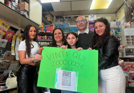 La festa ieri all’edicola in via Roma