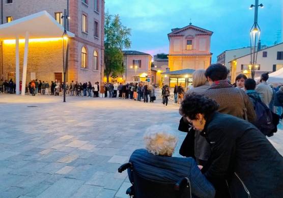 La fila davanti a Palazzo del Ridotto, per Vera Gheno