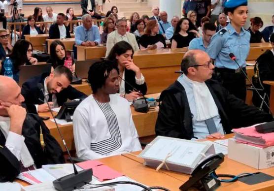 Louis Dassilva insieme ai suoi legali durante il processo (foto Migliorini)