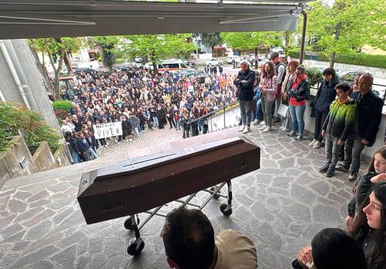 Cesena, folla commossa per il funerale di Mathias Tonti. Il padre: «Era il mio piccolo Ayrton Senna» - VIDEO