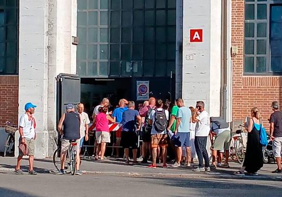 Fuori dallo stadio la fila dei tifosi che aspettano di fare l’abbonamento