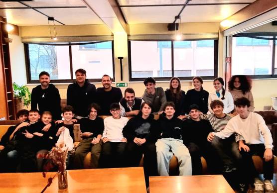 Foto di gruppo con lo staff tecnico e gli allievi della scuola del Tennis Club Ippodromo di Cesena