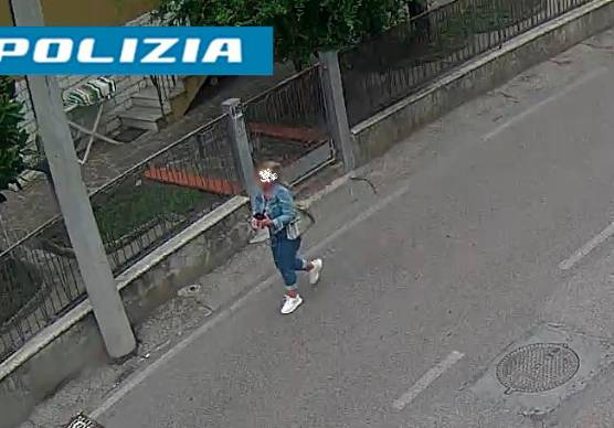 Ecco la truffatrice fermata dalla Polizia di Stato dopo l’esame delle telecamere di videosorveglianza