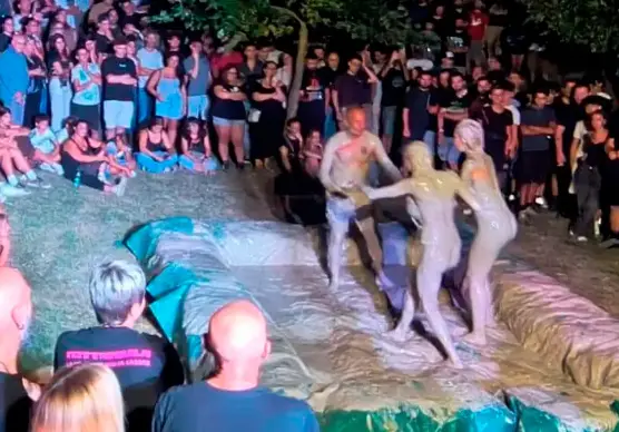 Le lottatrici nel fango alla festa