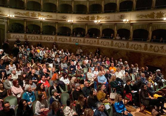 Il teatro Bonci pieno per uno degli eventi di Agorà di ieri