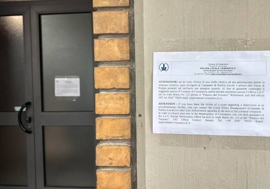 L’avviso della Polizia locale appeso davanti all’ingresso del falso residence