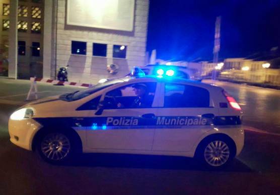 Scaglia il monopattino contro gli agenti e li minaccia di morte: 19enne con la droga arrestato a Cesenatico