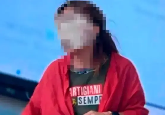 Ravenna, l’insegnante in classe con la maglietta “partigiani sempre”. La Cgil: “Si pensi ai veri problemi della scuola”