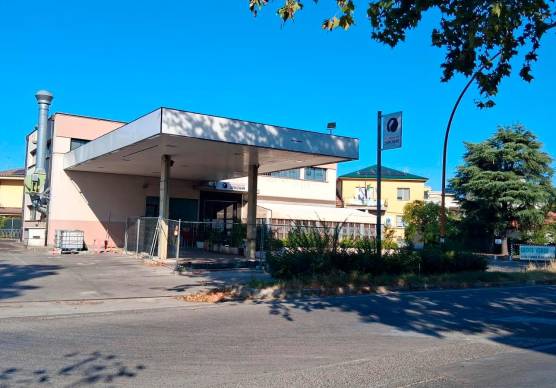 L’ex distributore “Esso” in viale Marconi