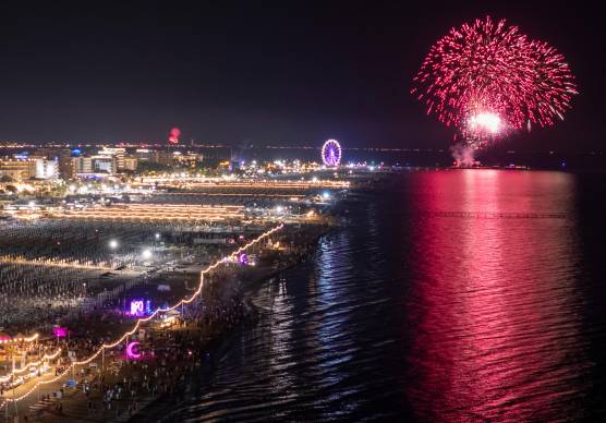 Rimini, via alla Notte Rosa e la riviera si illumina - Gallery