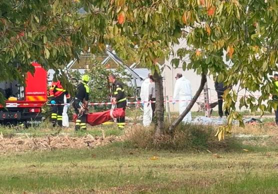 Il recupero del corpo della vittima (foto Zanotti)