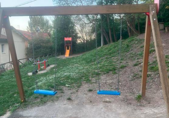 Rimini, bimba cade al parco e si ferisce a Montefiore: la famiglia valuta l’azione legale