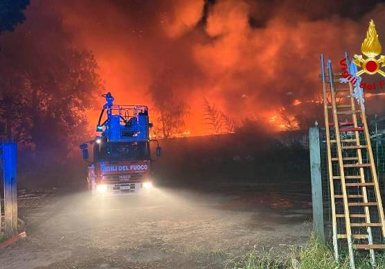 Brisighella, vasto incendio nella notte i Vigili del Fuoco salvano una casa dalle fiamme VIDEO GALLERY